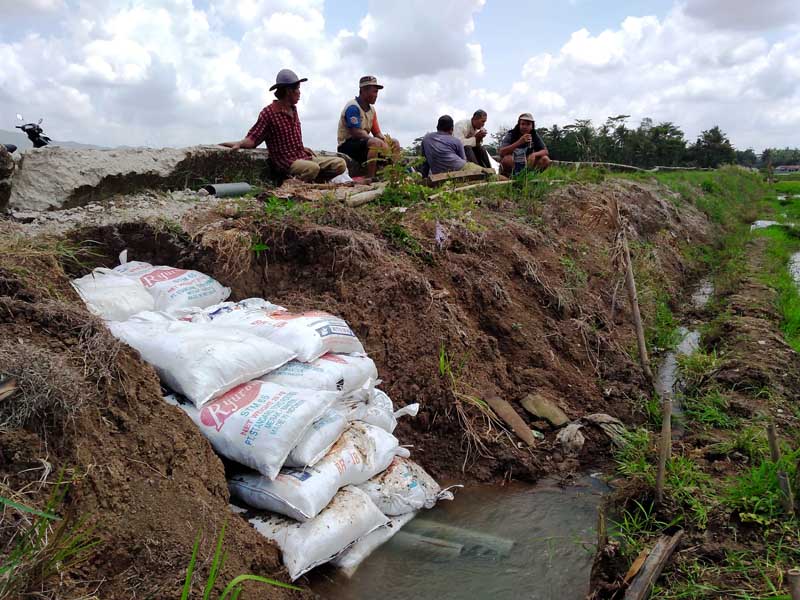 Irigasi Jebol Warga Swadaya Bendung