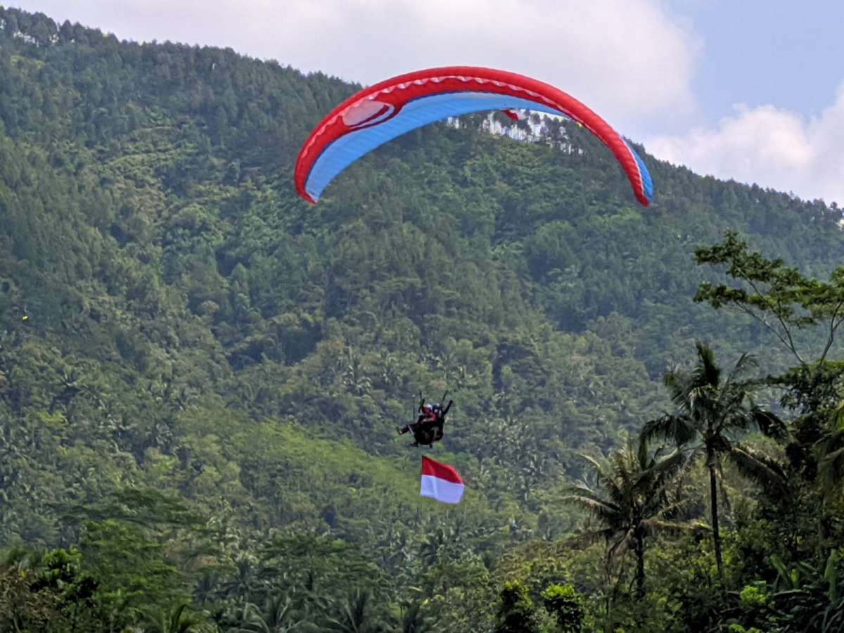 Jos Sembilan Penerbang Paralayang Kibarkan Merah Putih Terbang