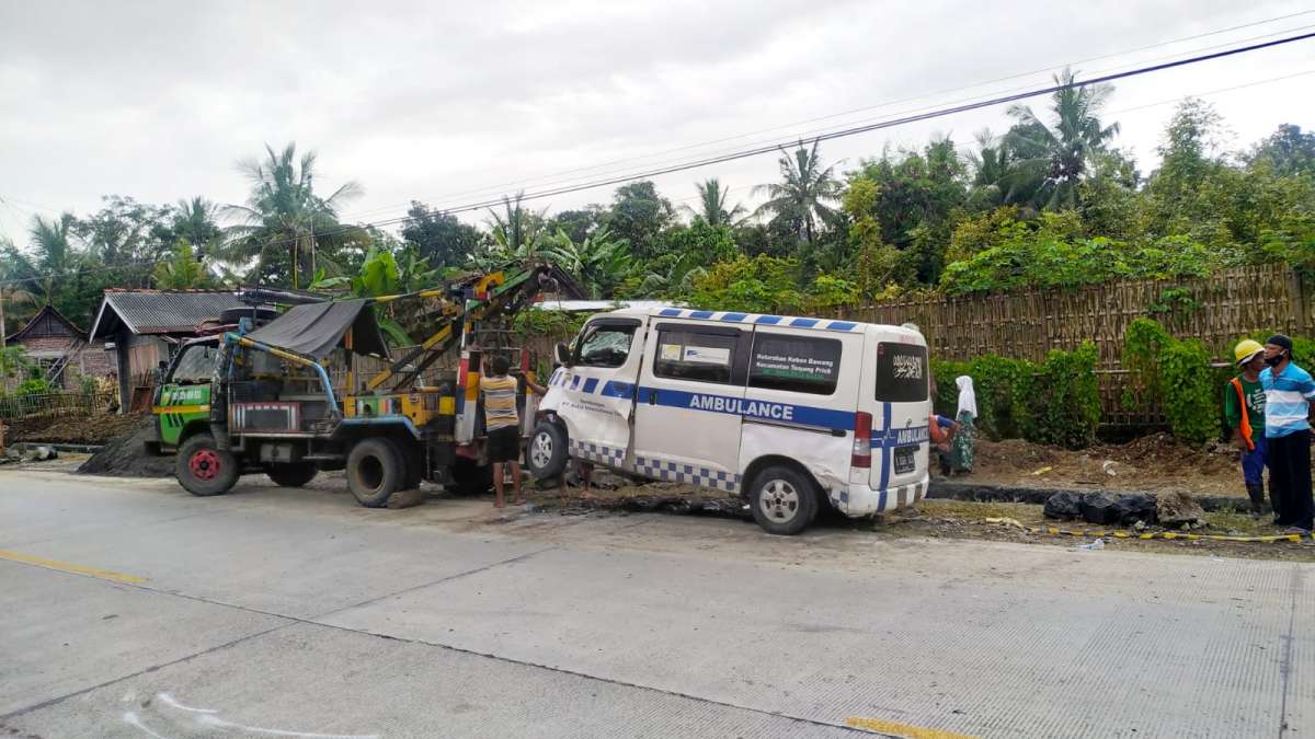 Ambulan Pembawa Jenazah Tabrak Truk Di Jalan Kemranjen Sumpiuh Sopir