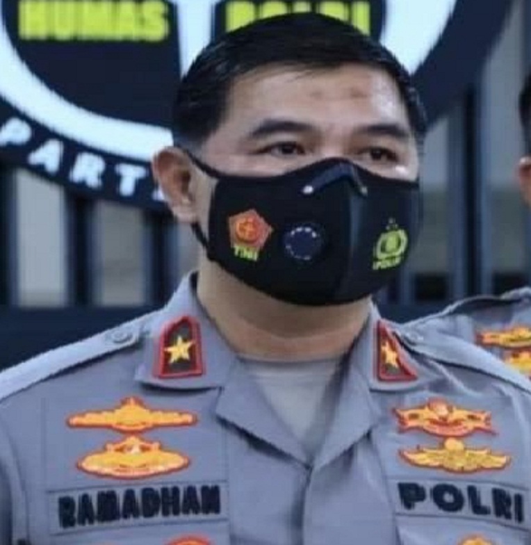 Lima Mobil Mewah Dengan Pelat Nomor Serupa Terparkir Di DPR RI Polri