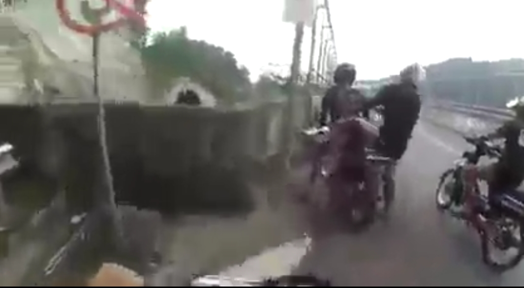 Viral Pengendara Tabrak Pembatas Terjun Ke Bawah Jembatan Overpass Di