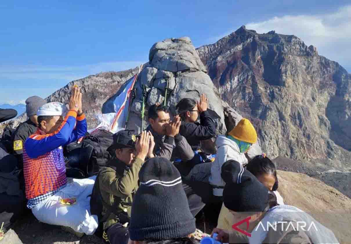 Jalur Pendakian Gunung Agung Bali Kini Aman Pascaerupsi Buka