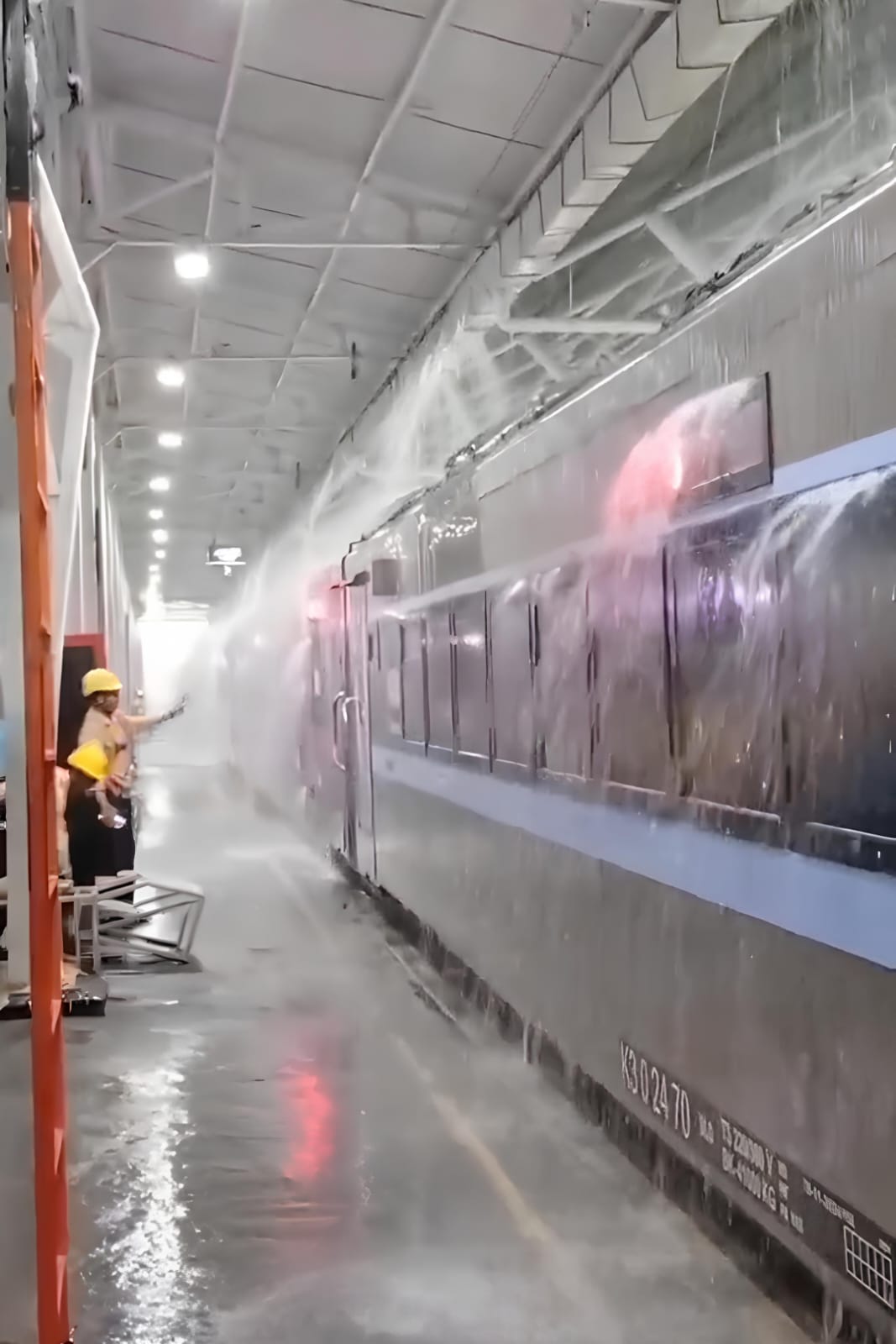 Hujan Deras, Kereta Terguyur Air Akibat Talang Jebol di Stasiun Purwokerto