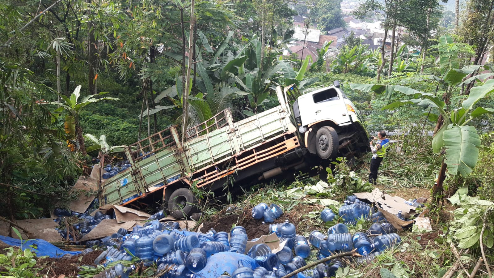 Tak Kuat Menanjak, Truk Bermuatan Galon Air Mineral Masuk ke Kebun Warga di Bayeman