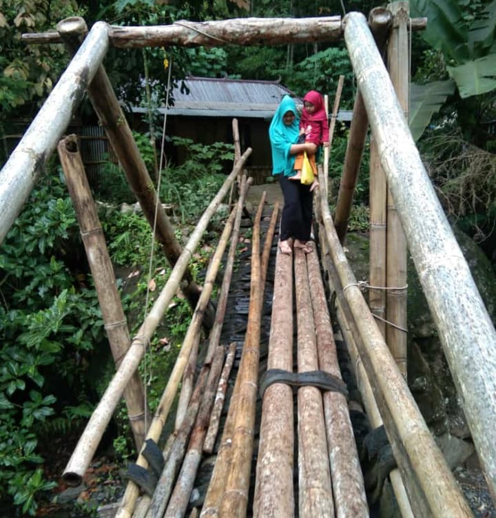 Akses ke Masjid dan Sekolah, Warga Watuagung Butuh Jembatan Permanen