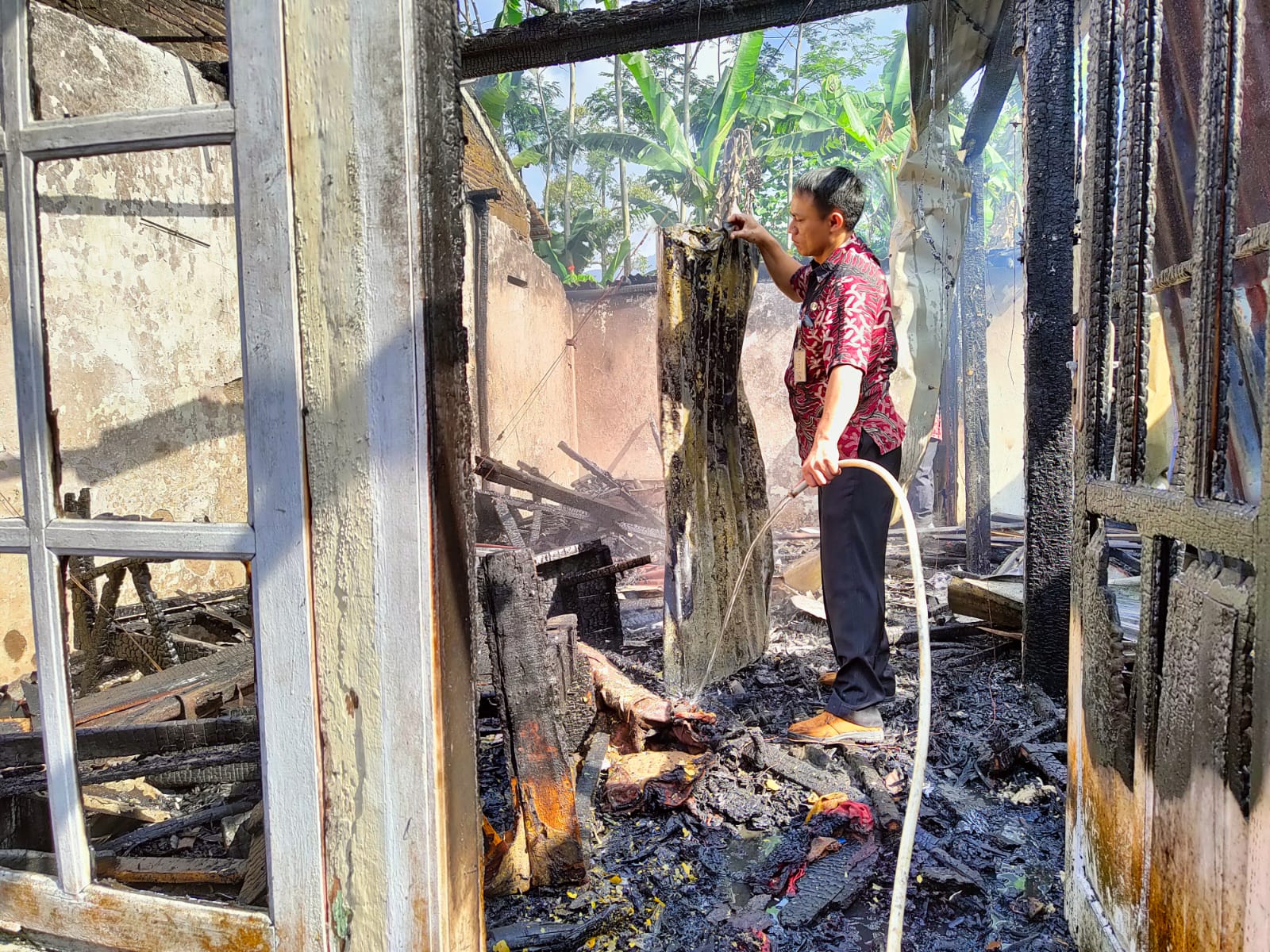 Duaaar! TV Meledak, Rumah Hangus Terbakar di Kemutug Lor Baturraden
