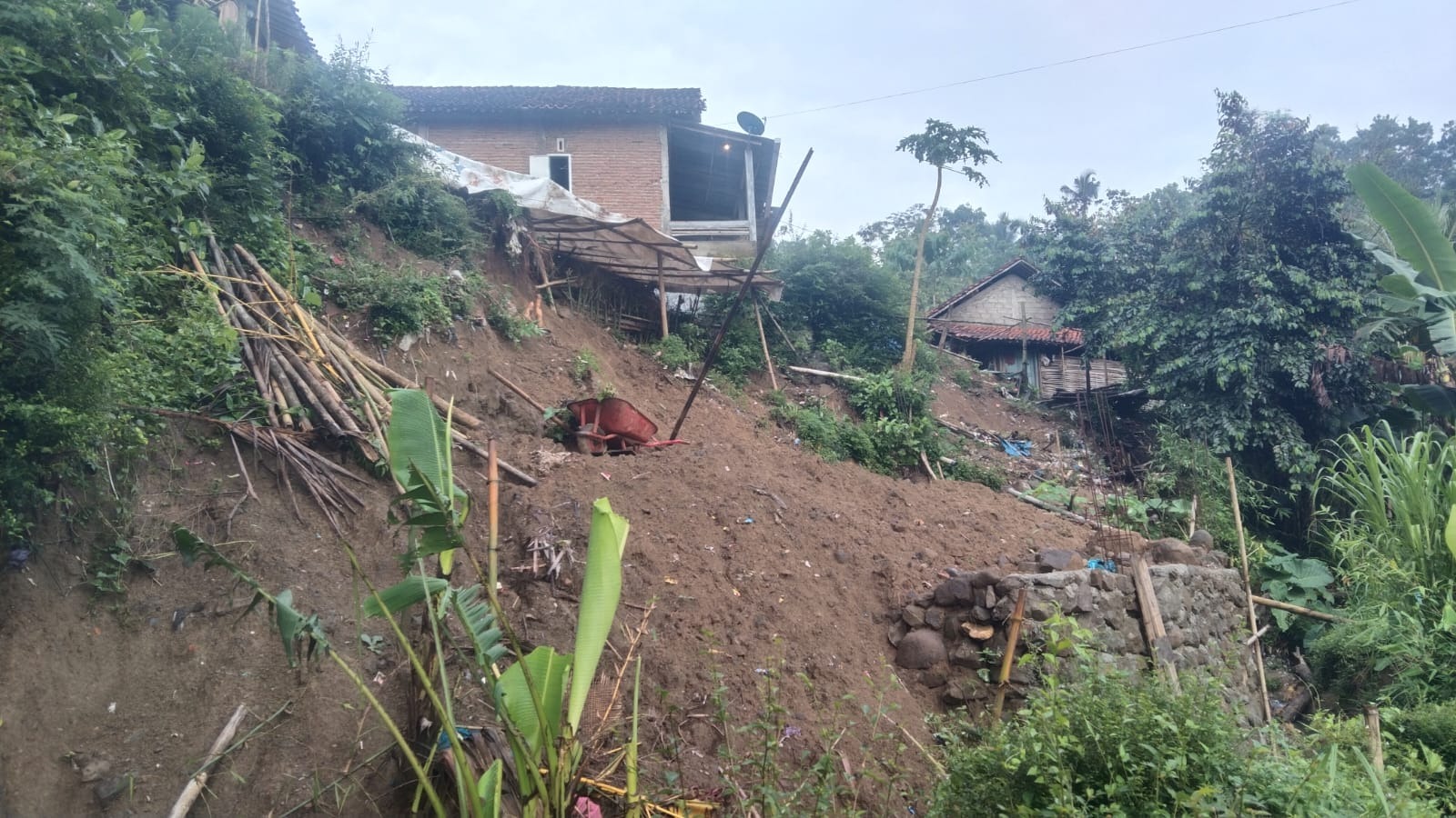 Cuaca Ekstrem Picu Longsor di Dua Kecamatan