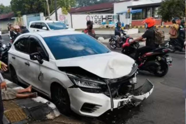 Hilang Konsentrasi, Mobil Tabrak Mobil Parkir dan Pejalan Kaki di Karangsentul