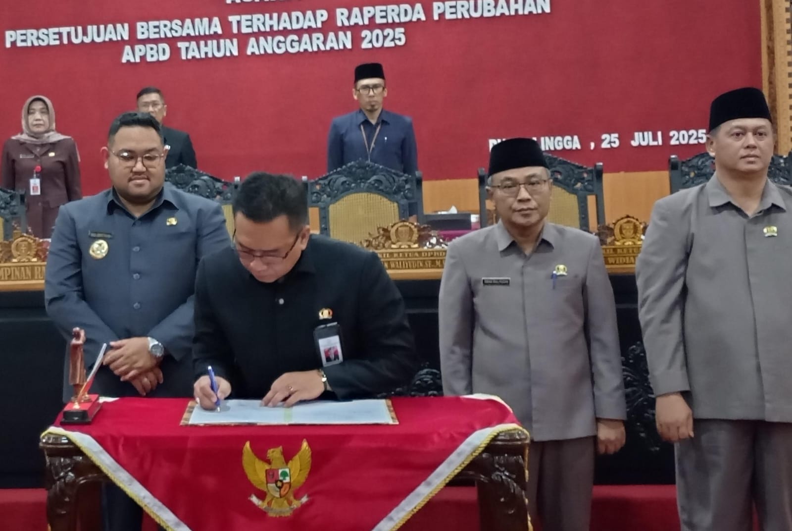 Pendapatan Turun Rp 5,571 Miliar, Raperda Perubahan APBD 2025 Disetujui Bersama