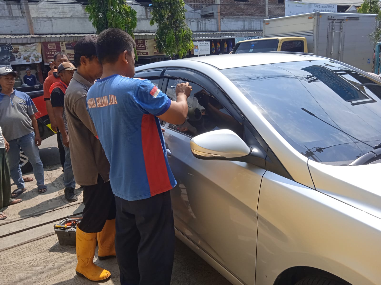 Anak Dua Tahun Terkunci di Mobil, Damkar Cilacap Lakukan Evakuasi
