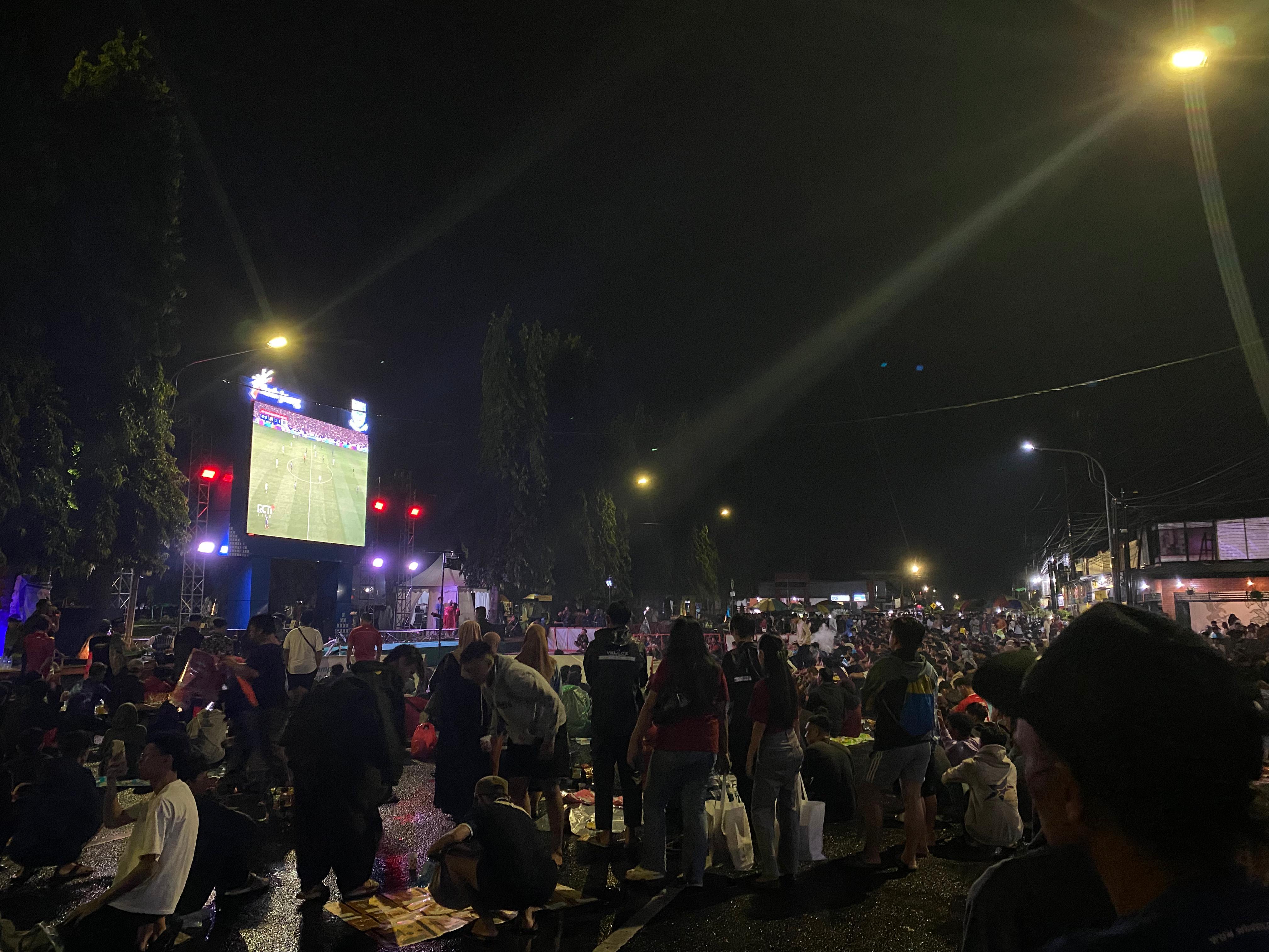 Basah-basahan Demi Timnas, Nobar di Purbalingga Tetap Jalan Meski Hujan dan Skor Tertinggal