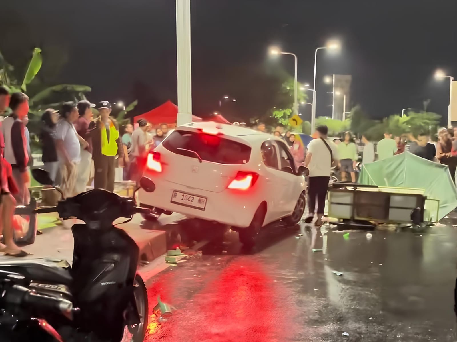 Kecelakaan di Jalan Bung Karno, Brio Hantam Empat Motor dan Dua Gerobak