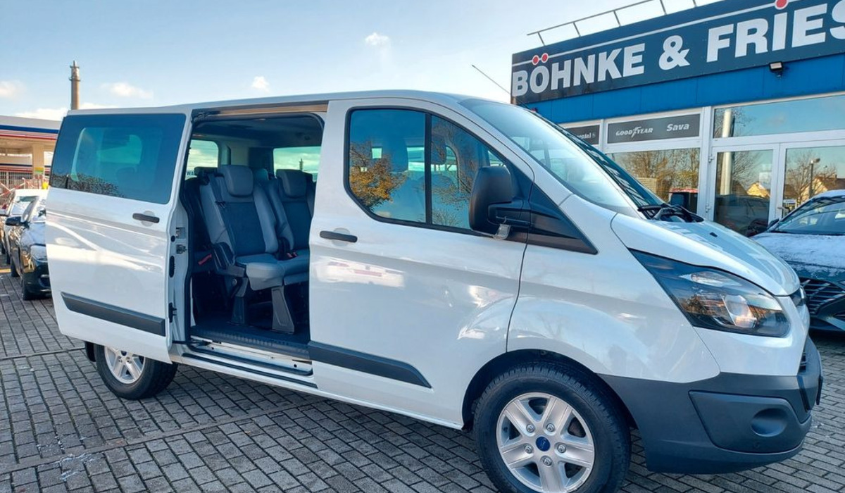 Spesifikasi dan Harga Mitsubishi L300 Minibus Terbaru, Mobil Luas yang Stylish untuk Keluarga Aktif