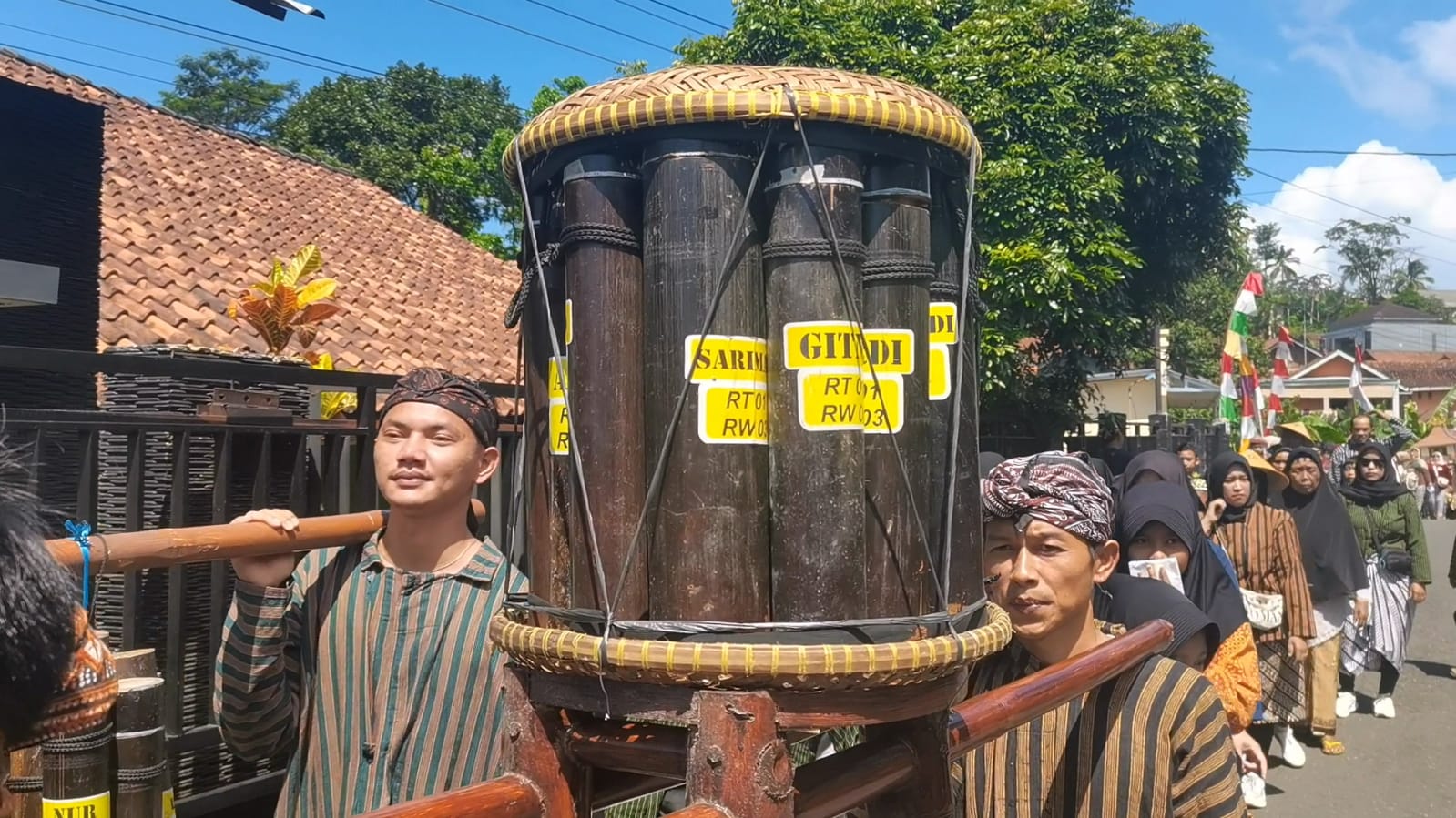 Festival Pring Pethuk, Tradisi Unik Warga Pekandangan Melunasi PBB Sehari Lunas