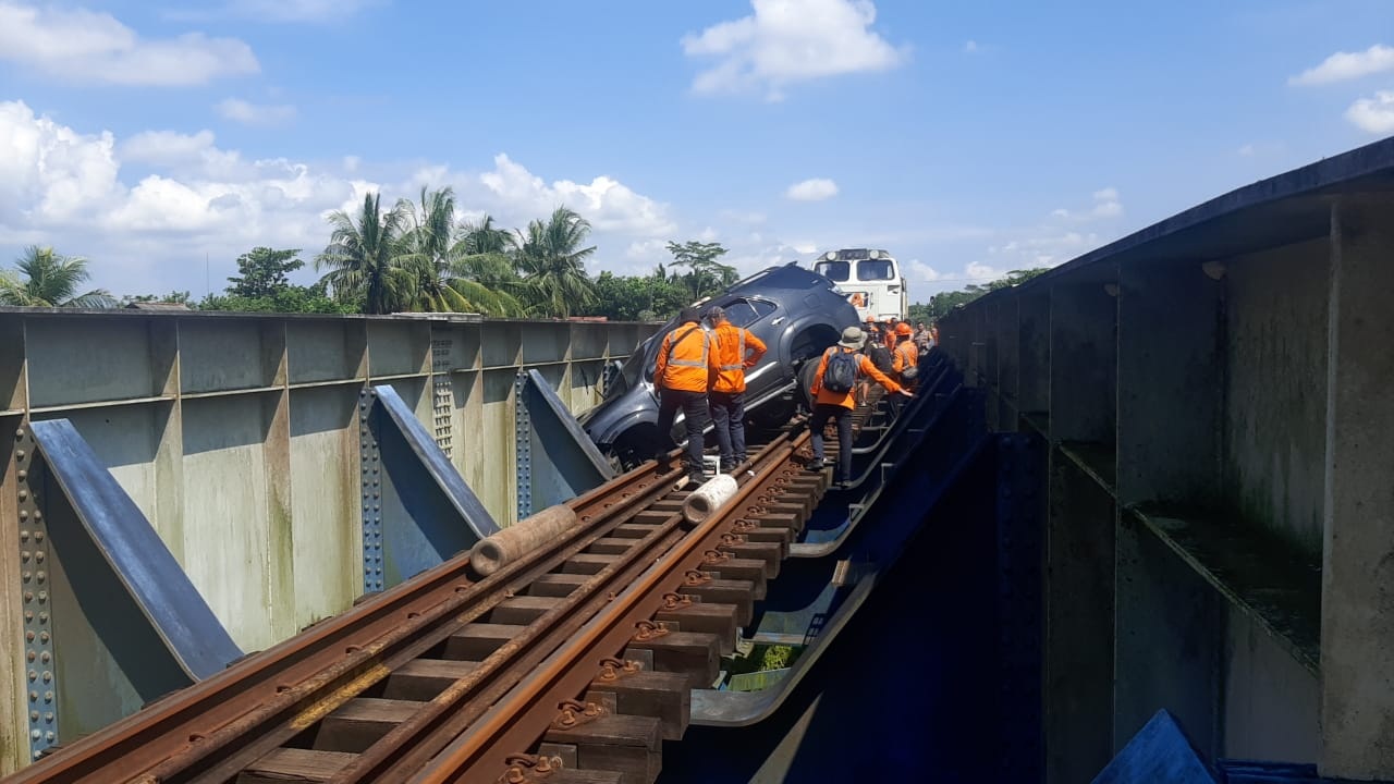 Imbas Mobil Melintang Di Jembatan KA Sumpiuh, 13 Kereta Api Terlambat