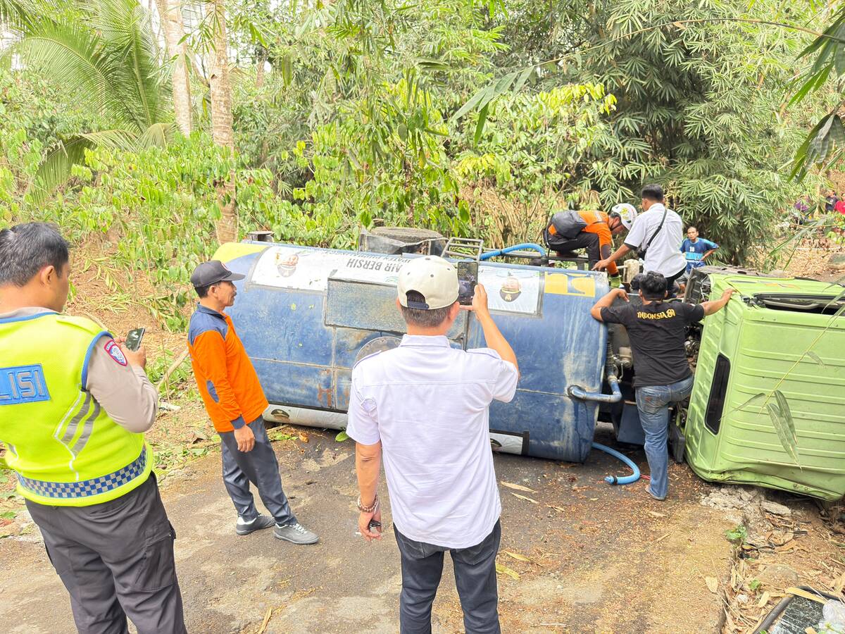 Truk Bantuan Air Bersih BPBD Purbalingga Terguling di Tanjakan Banjarsari Bobotsari