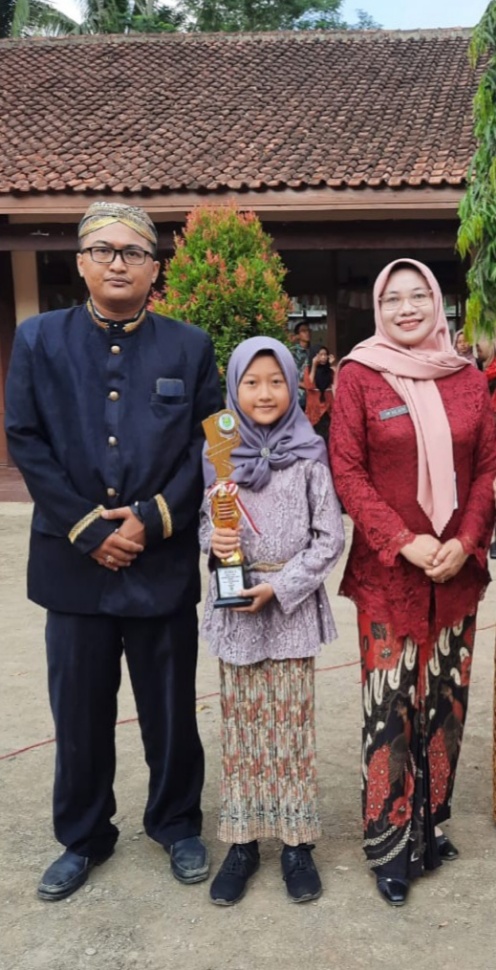 SMP Negeri 1 Kaligondang Sabet Juara 1 Lomba Sesorah Putri