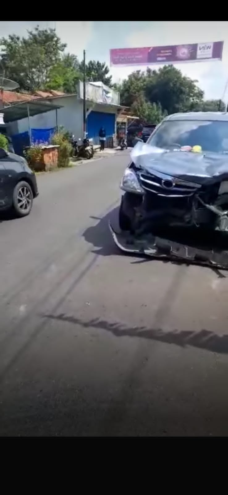 Mobil Vs Motor di Jalan Raya Desa Kasegeran Cilongok, Pemotor Terpental ke Tanah Kosong Milik Warga