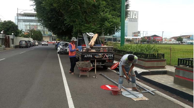 Persiapan Arus Mudik, Persimpangan di Wilayah Banyumas Dipasang Rambu Penunjuk Arah