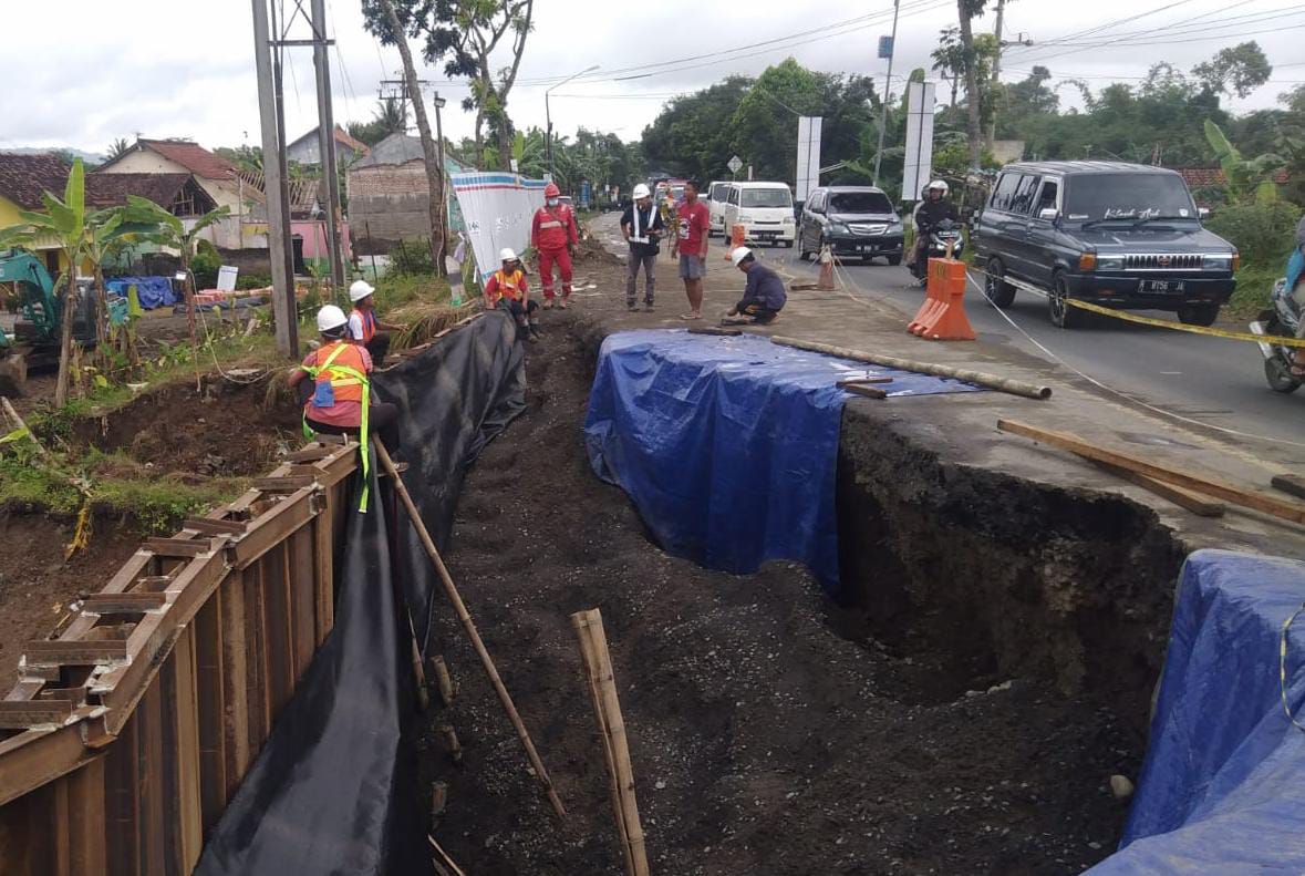 Masih Ada Pergerakan Tanah, Pekerjaan Jalan Yogyakarta - Bandung yang Amblas di Margasana Jatilawang Mundur