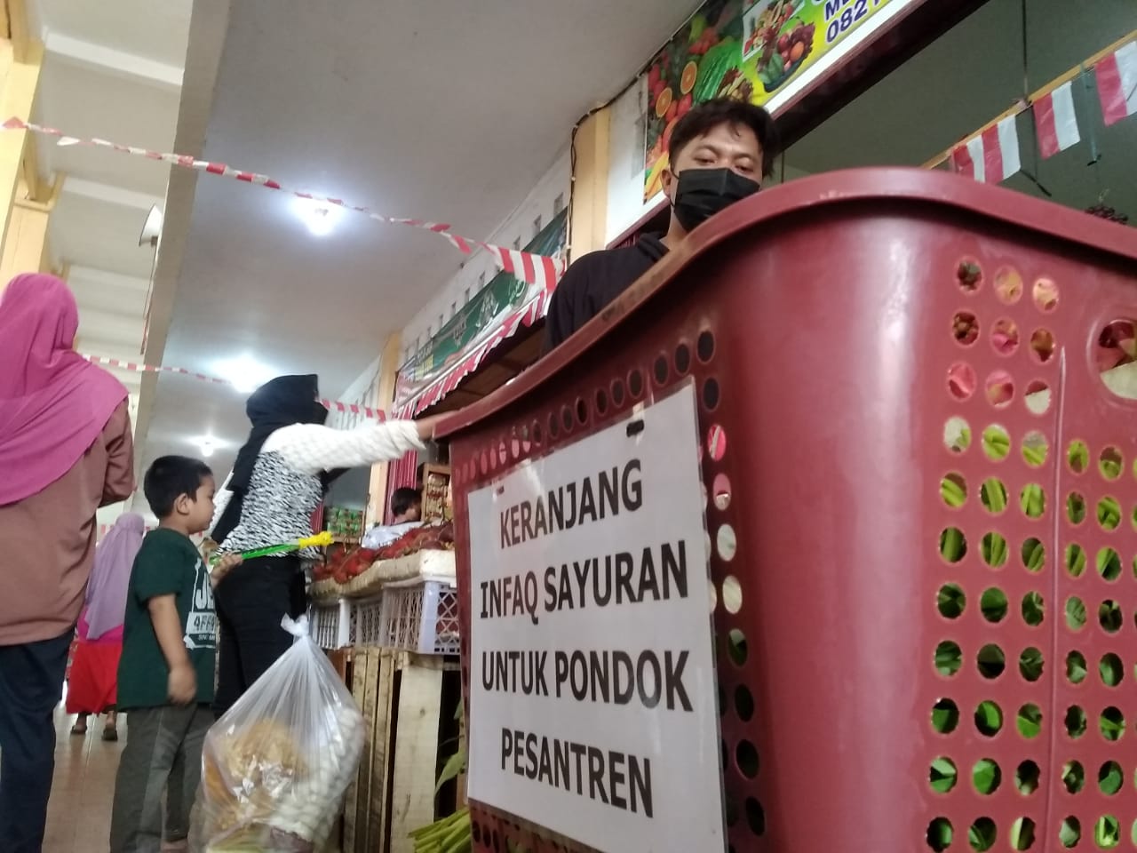 Paguyuban Pedagang Pasar Sumpiuh Galang Infaq Lewat Keranjang