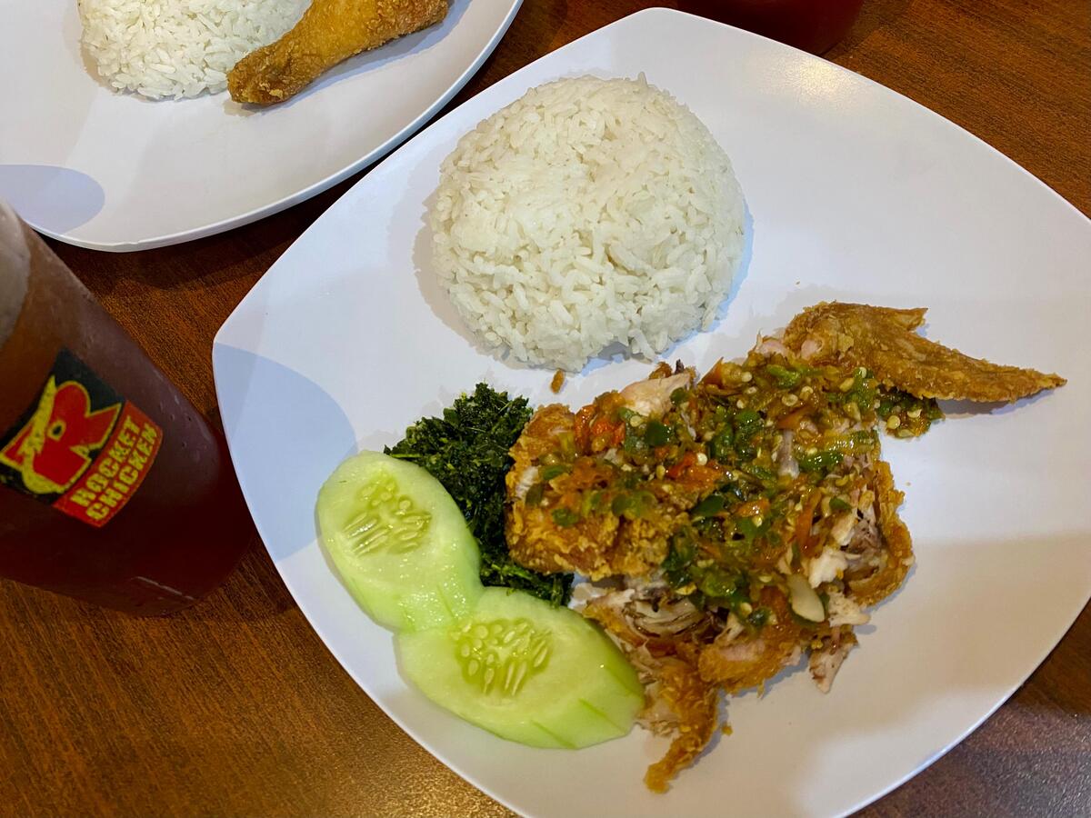 Rocket Chicken Kombas Sajikan Ayam Juicy, Renyah di Luar dan Lembut di Dalam