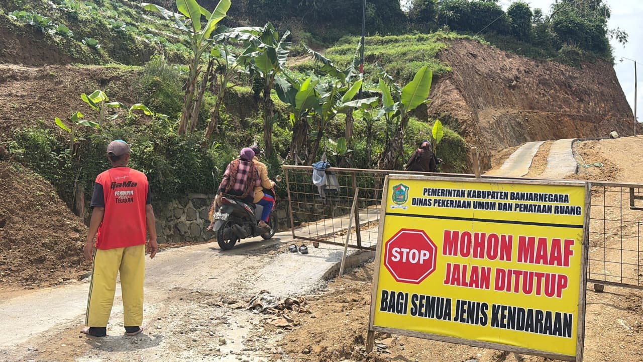 Berbahaya Tapi Terpaksa, Warga Gunakan Jalur Darurat Ratamba Banjarnegara