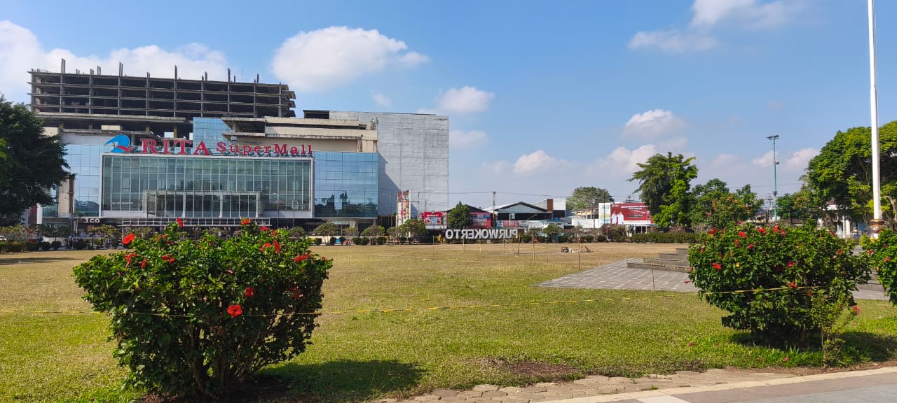 Rumput Alun-Alun Purwokerto Menguning, DLH Batasi Aktivitas Pengunjung