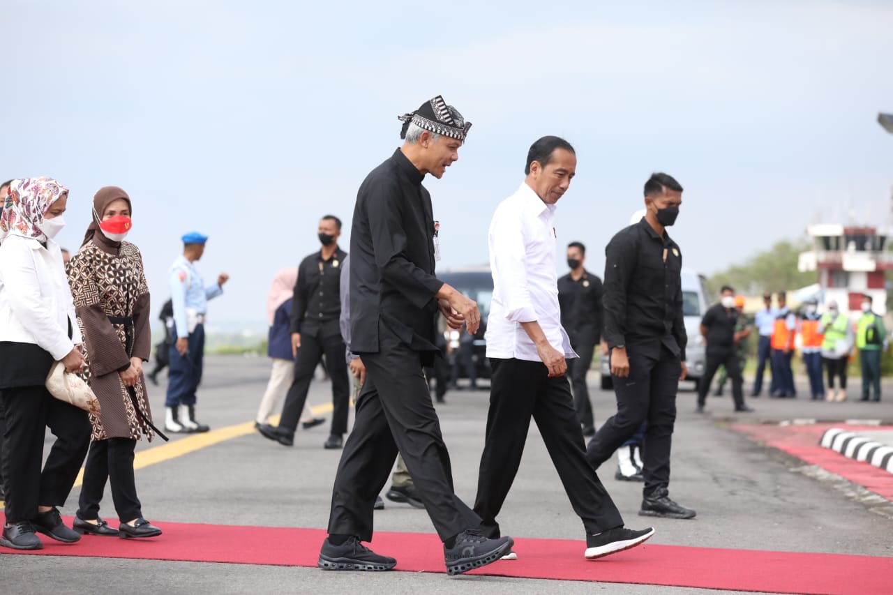 Senyum Jokowi saat Dijemput Ganjar Pakai Baju Samin