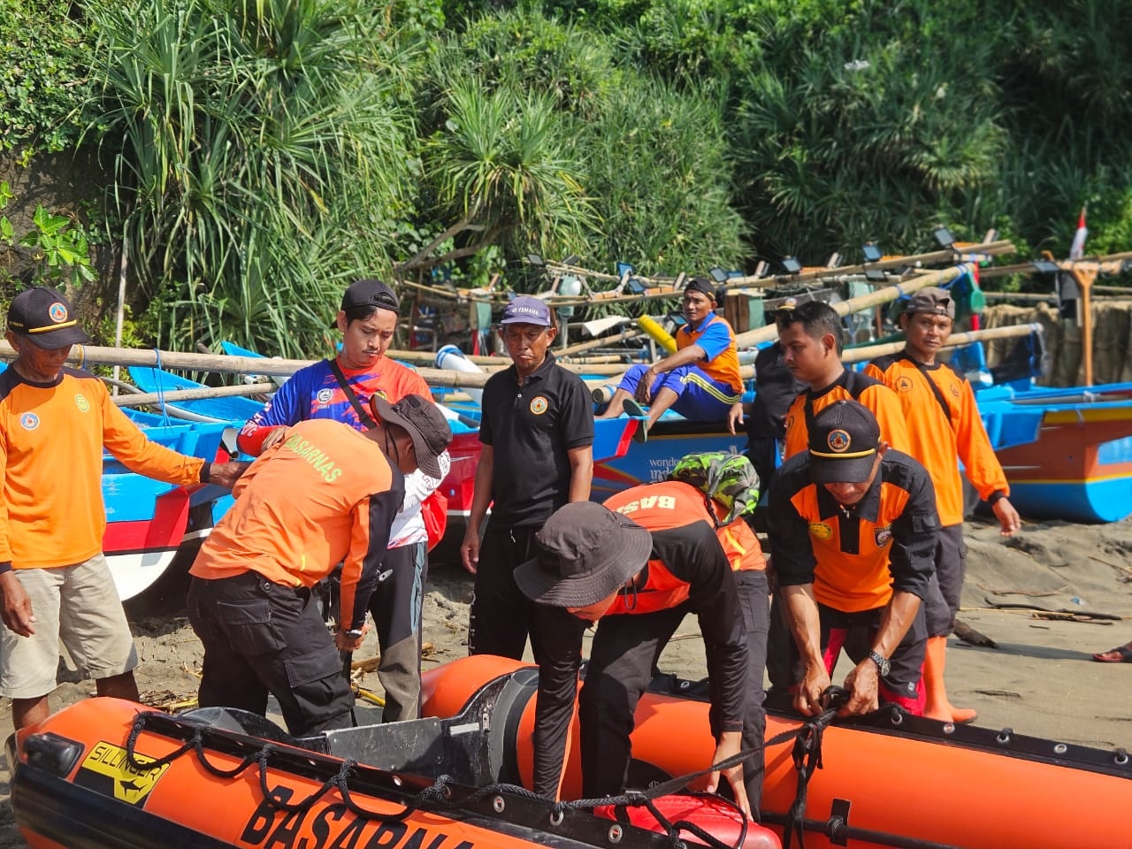 Remaja Terseret Ombak Pantai Lampon