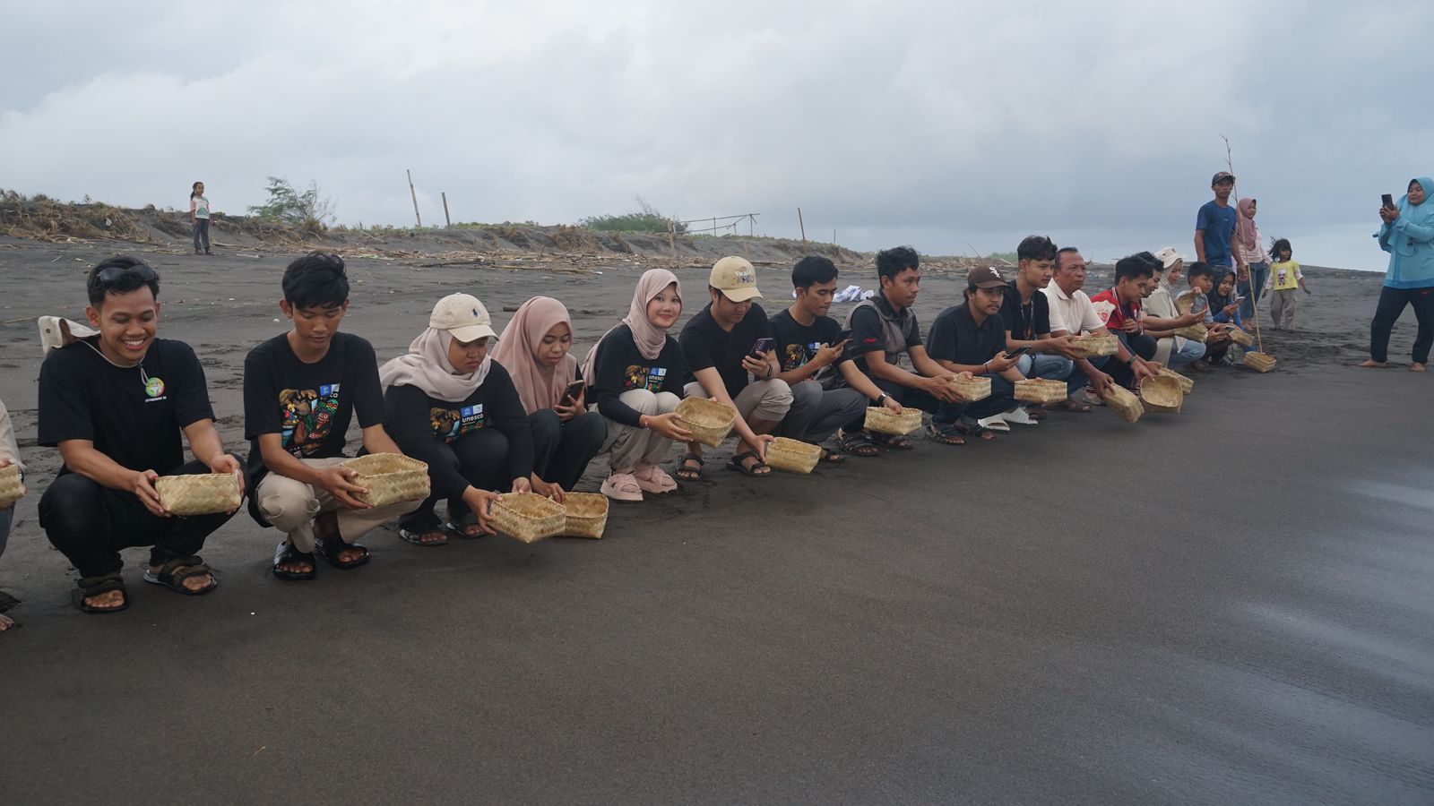 Pelepaskan Tukik Libatkan Komunitas Anak Muda