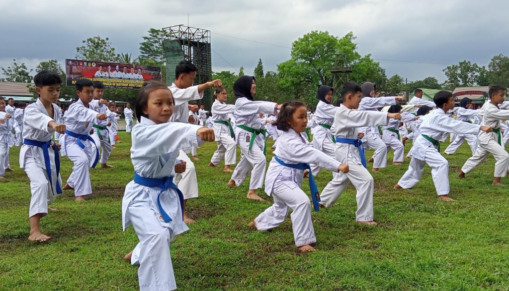 500 Karateka INKAI Purbalingga Ikuti Latihan Bersama di Yonif 406 Chandra Kusuma 