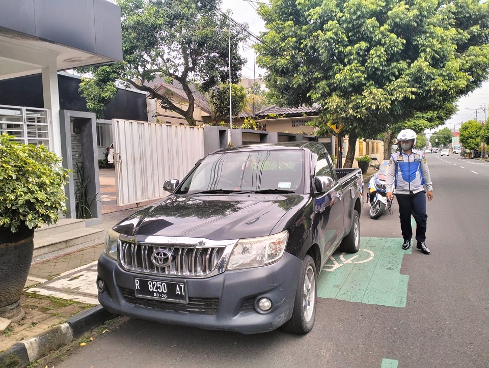 Melanggar Parkir Langsung 'Cekrek' Langsung Unggah ke E-Tilang