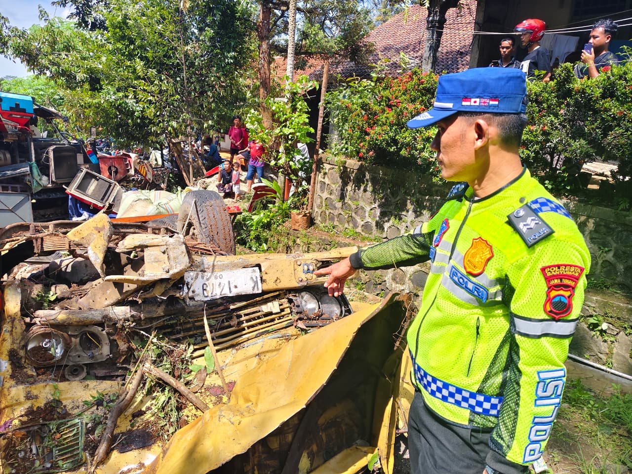 Truk Muatan Combine Guling Terguling di Banyumas, Dua Orang Meninggal