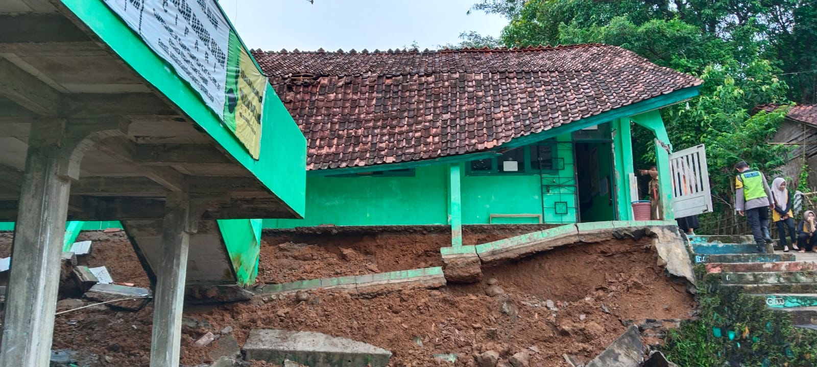 Cuaca Ekstrem Akibatkan Longsor di Cilacap, Sekolah di Cipari Rusak Berat