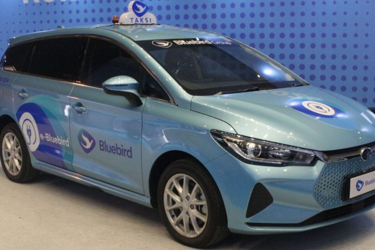 Harga Jual Mobil Listrik BYD e6 Bekas Taksi Bluebird