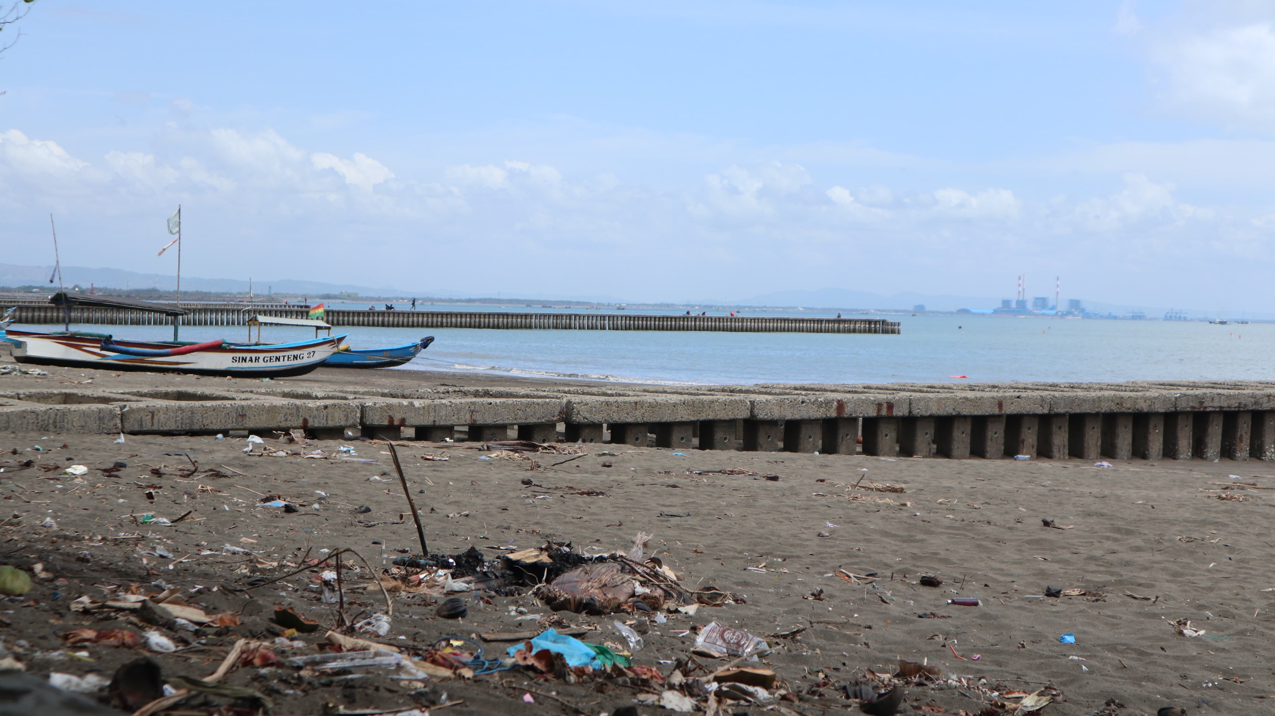 1,4 Ton Sampah Dikumpulkan dari Pantai Teluk Penyu Cilacap