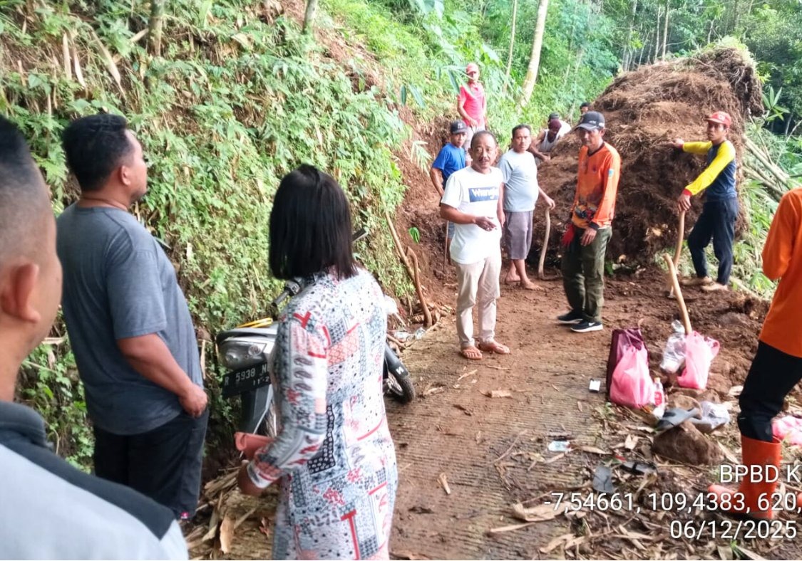 Longsor Tutup Akses Pedukuhan