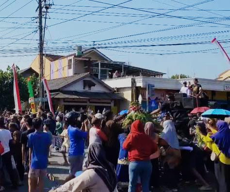 Wujudkan Rasa Syukur Atas Hasil Bumi, Warga Kuripan Lor Gelar Memetri Bumi