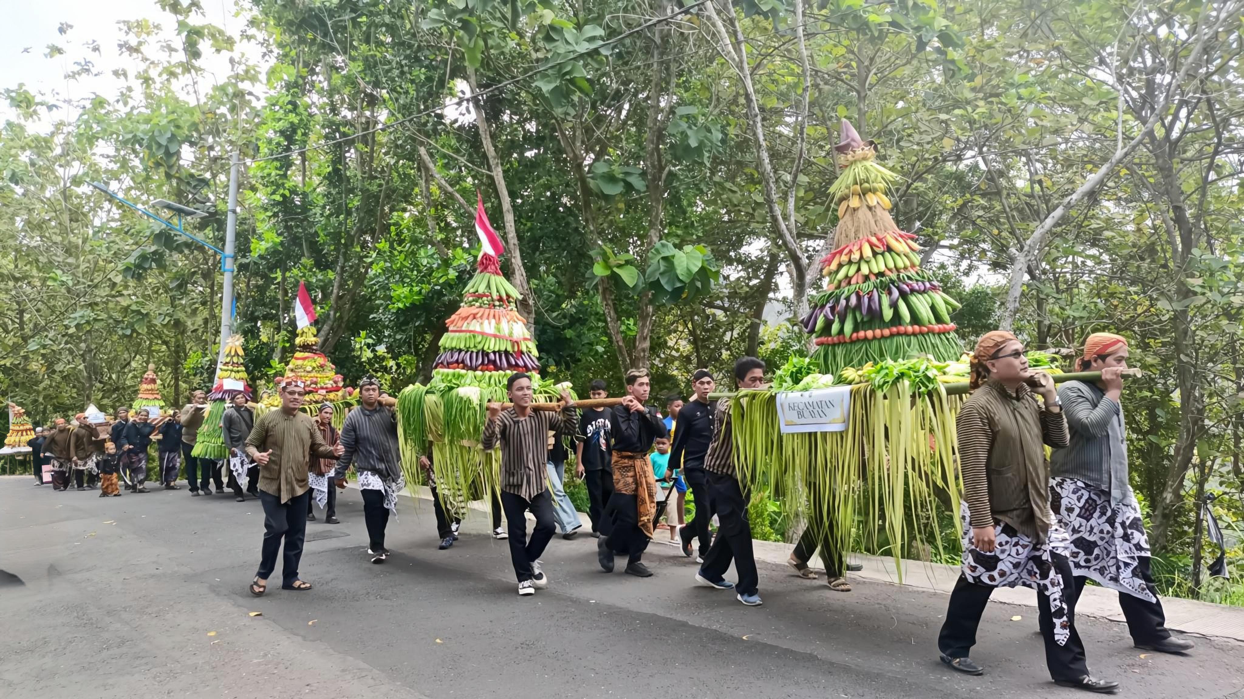 Tujuh Gunungan Tumpeng Warnai Kirab Sagara View di Kebumen