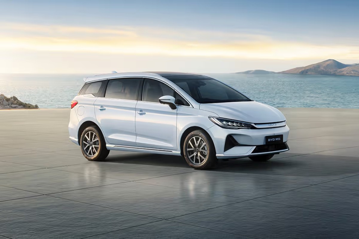 Penjualan BYD M6 Melonjak! Apa yang Membuatnya Laris Manis di 2025?