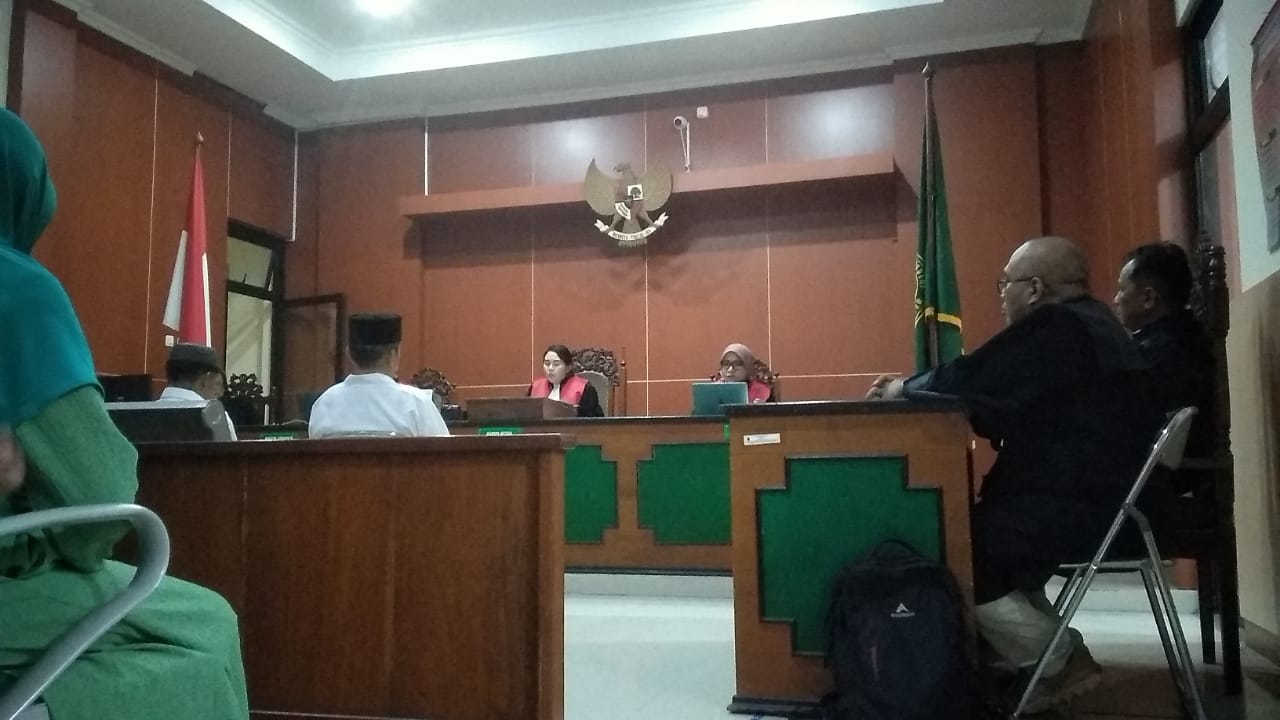 Hakim Tidak Terima Eksepsi Terdakwa Kades Suro