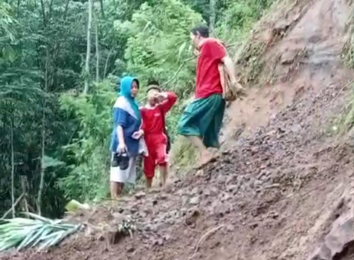 Tanah Longsor Terjadi di Desa Jingkang dan Desa Sirau, Aktivitas Warga Terhambat