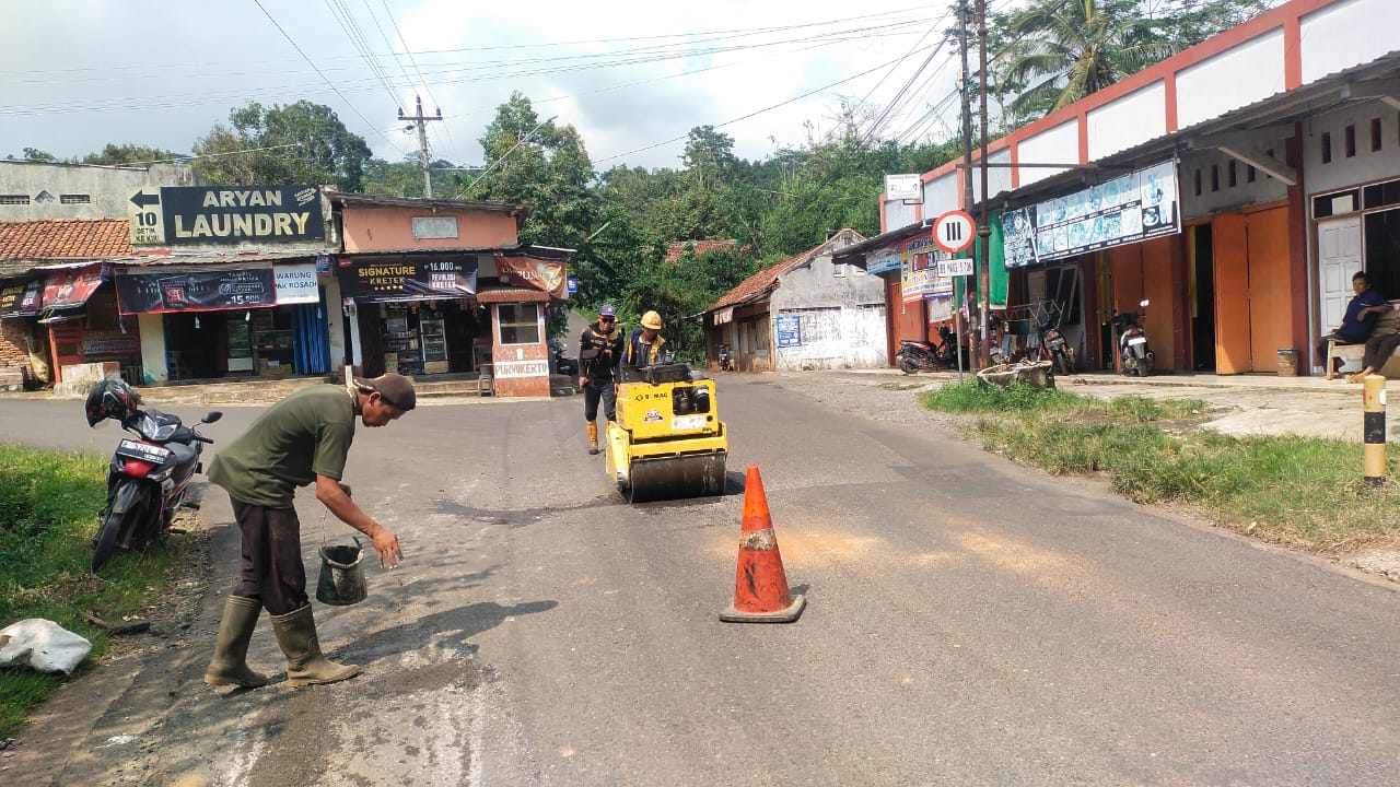 Jalan Berlubang dan Amblas Mendesak Ditangani