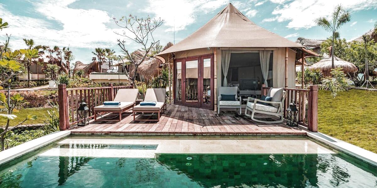 7 Hotel di Indonesia Memiliki Kolam Renang dengan View Alam Menakjubkan