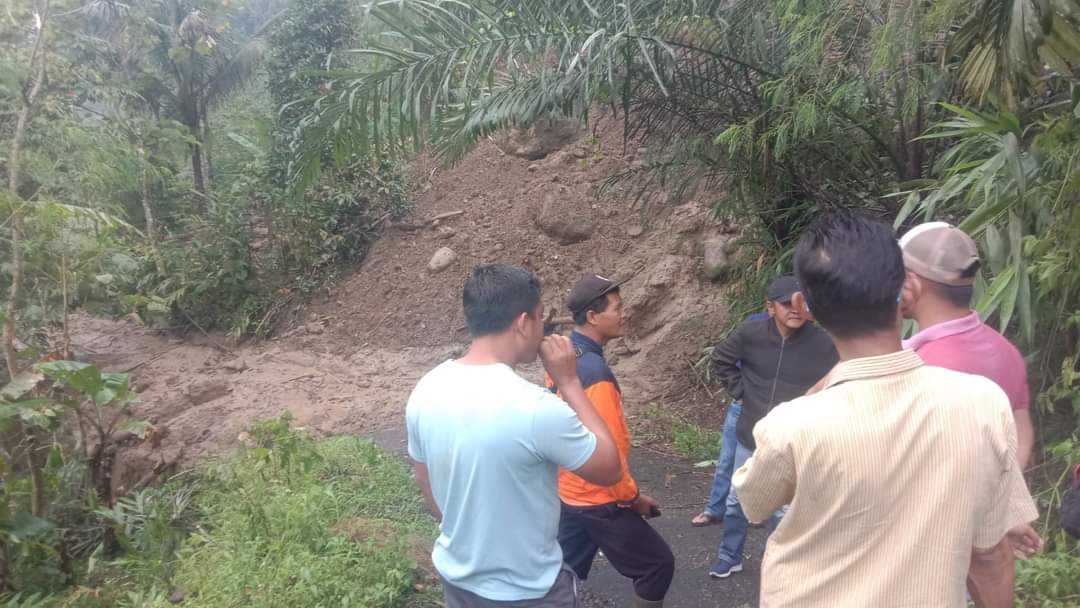 Tebing Longsor Tutup Akses Jalan Warga di Purbalingga