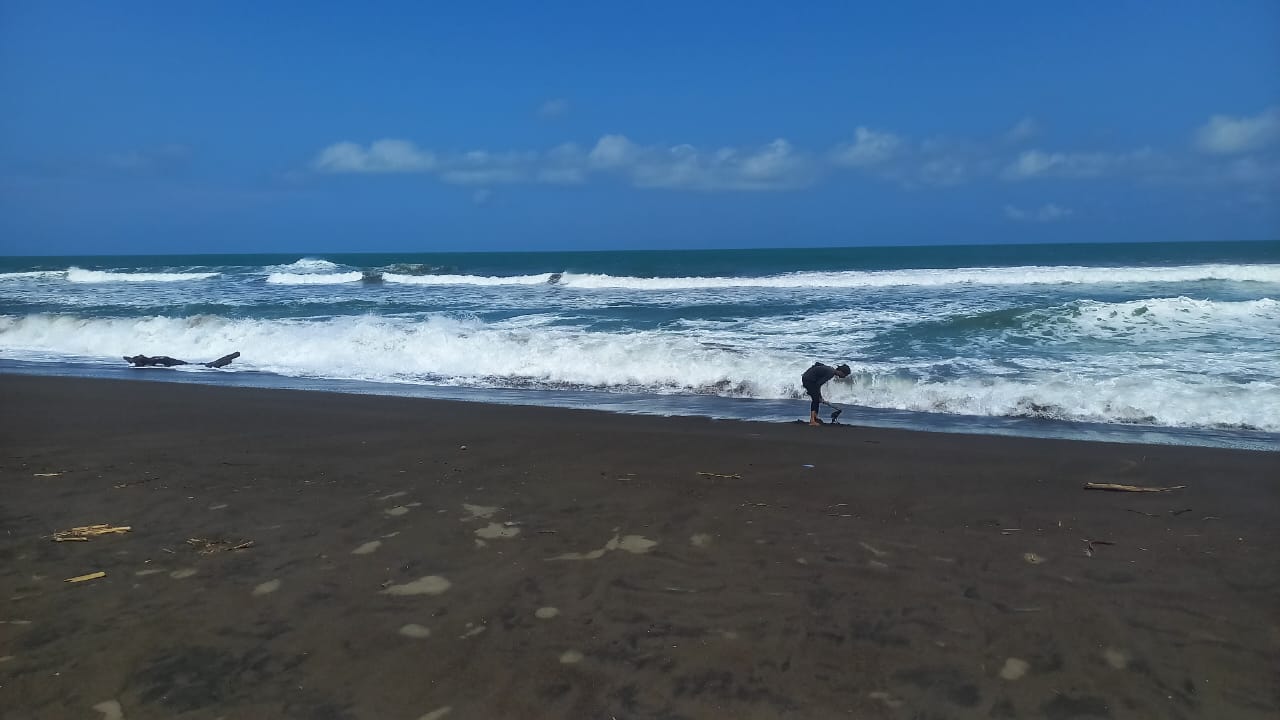 Gelombang Tinggi Landa Laut Selatan