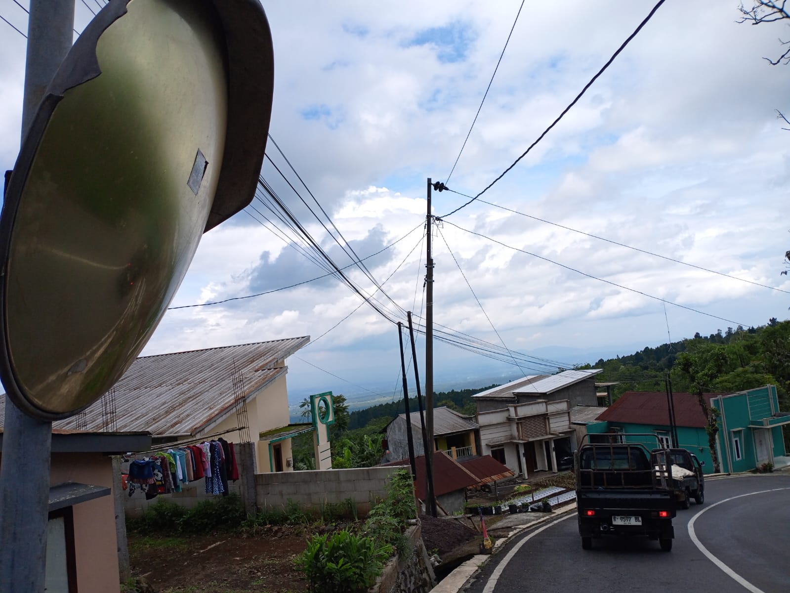Rambu Lalu Lintas Cermin Cembung Menuju Desa Serang Kusam dan Hilang