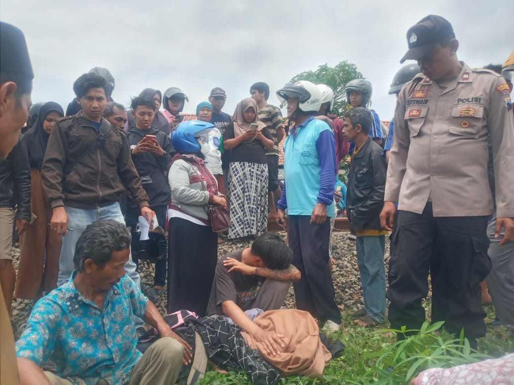 Remaja Perempuan Meninggal Tersambar Kereta Api di Gandrungmangu