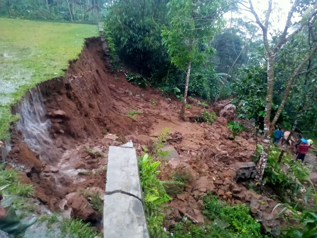 Longsor di Sirau, Lapangan Sepakbola Rusak dan Satu Rumah Terancam